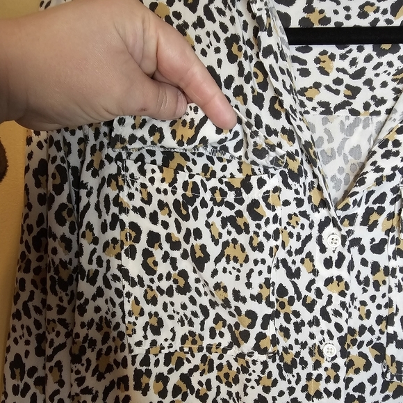 GAP 100% Viscose Animal print long sleeve button down top Size Medium - Picture 6 of 11